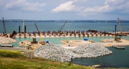 Строители подготовили техплощадку на молу в Керчи для возведения двухсотметровых арочных пролётов Крымского моста